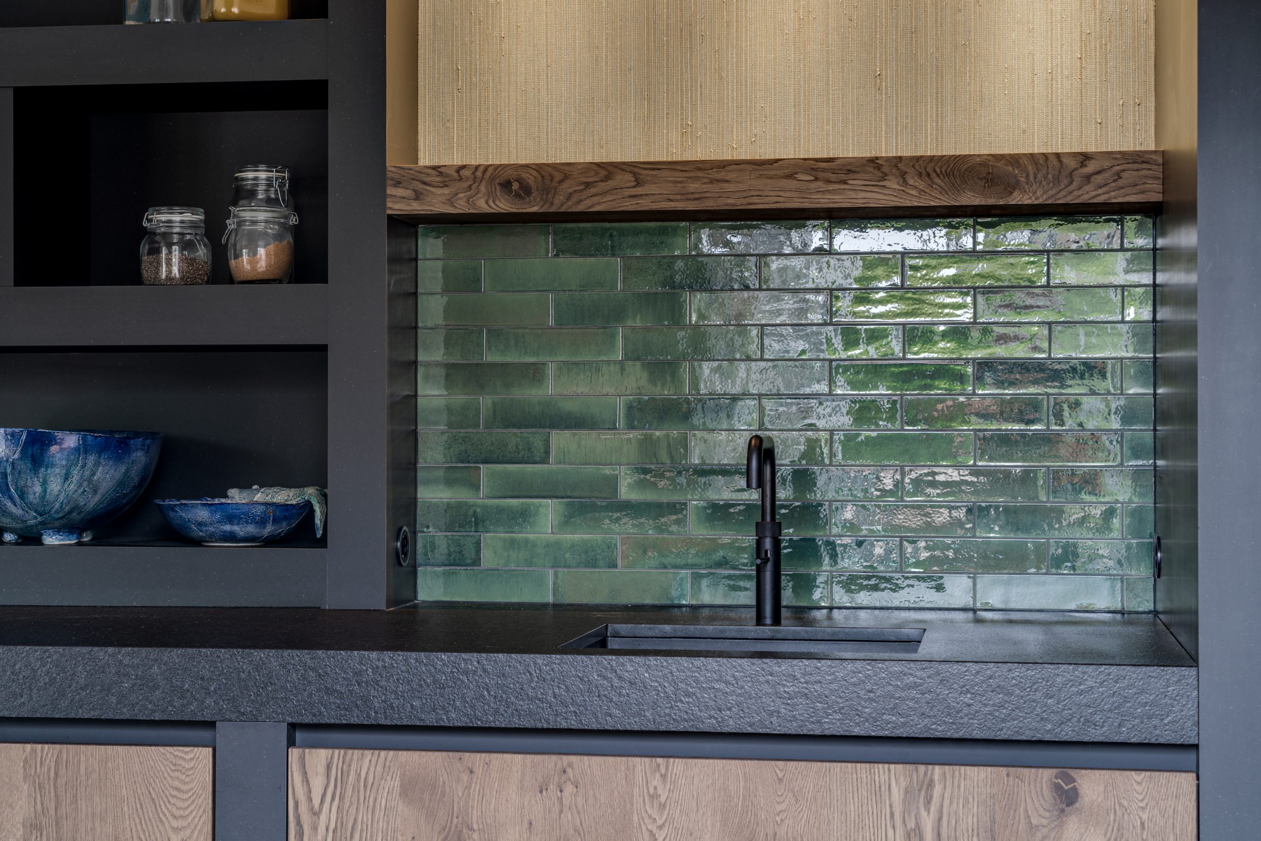 stoere landelijke keuken met zwarte details