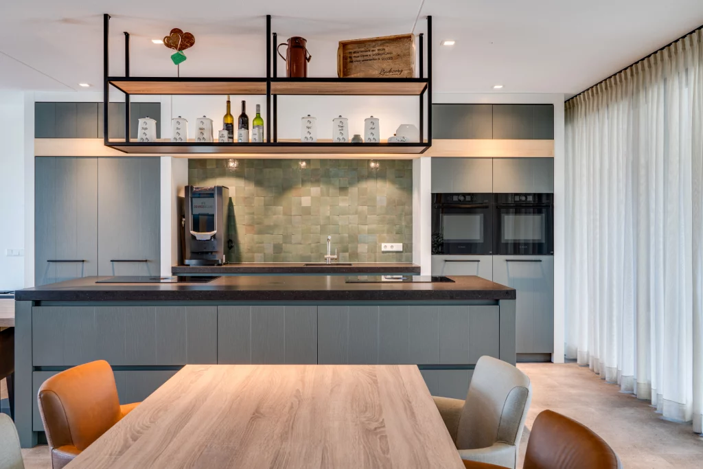 landelijke keuken met houten balk en stalen rek