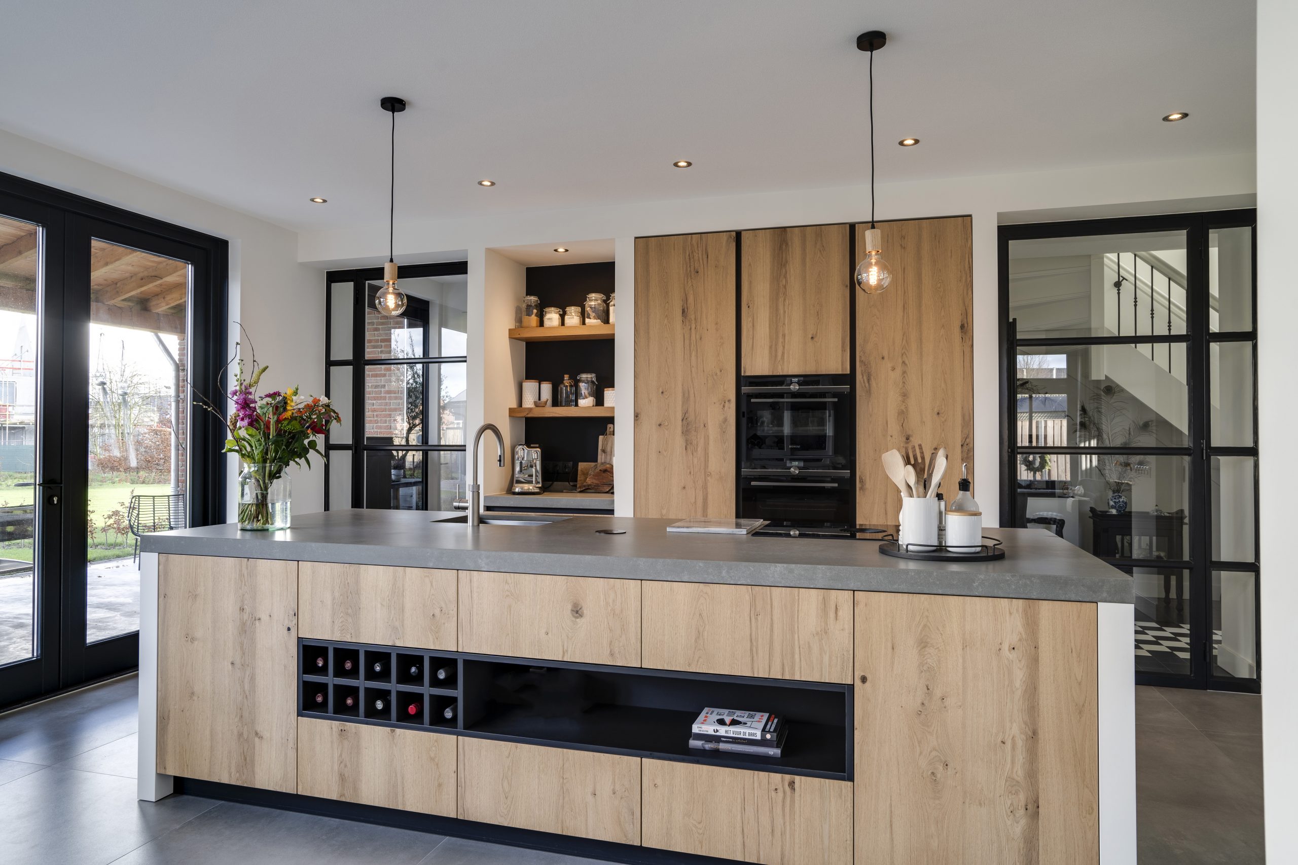 stoere materialen in landelijk moderne keuken