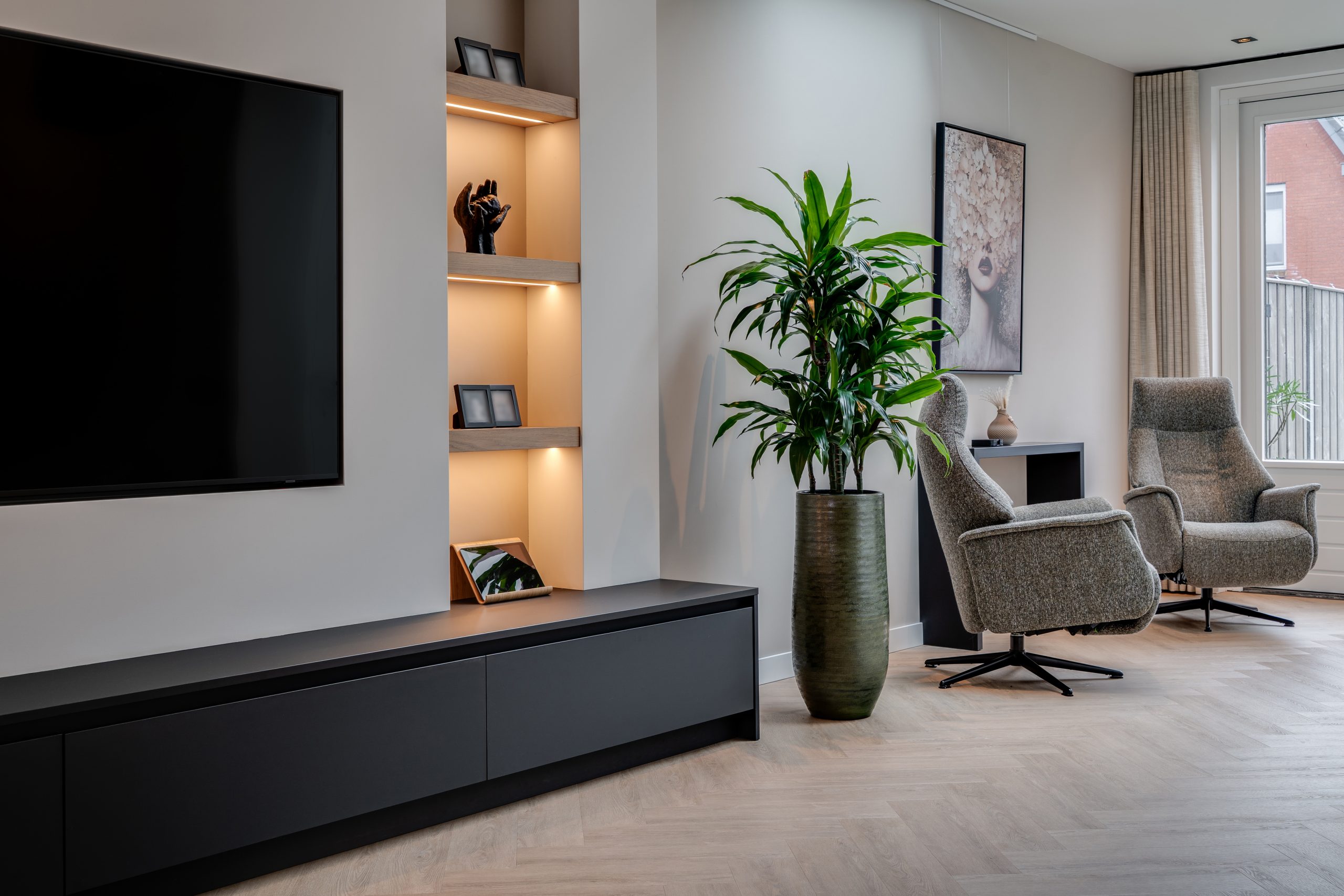 tv wand met nis en houten schappen