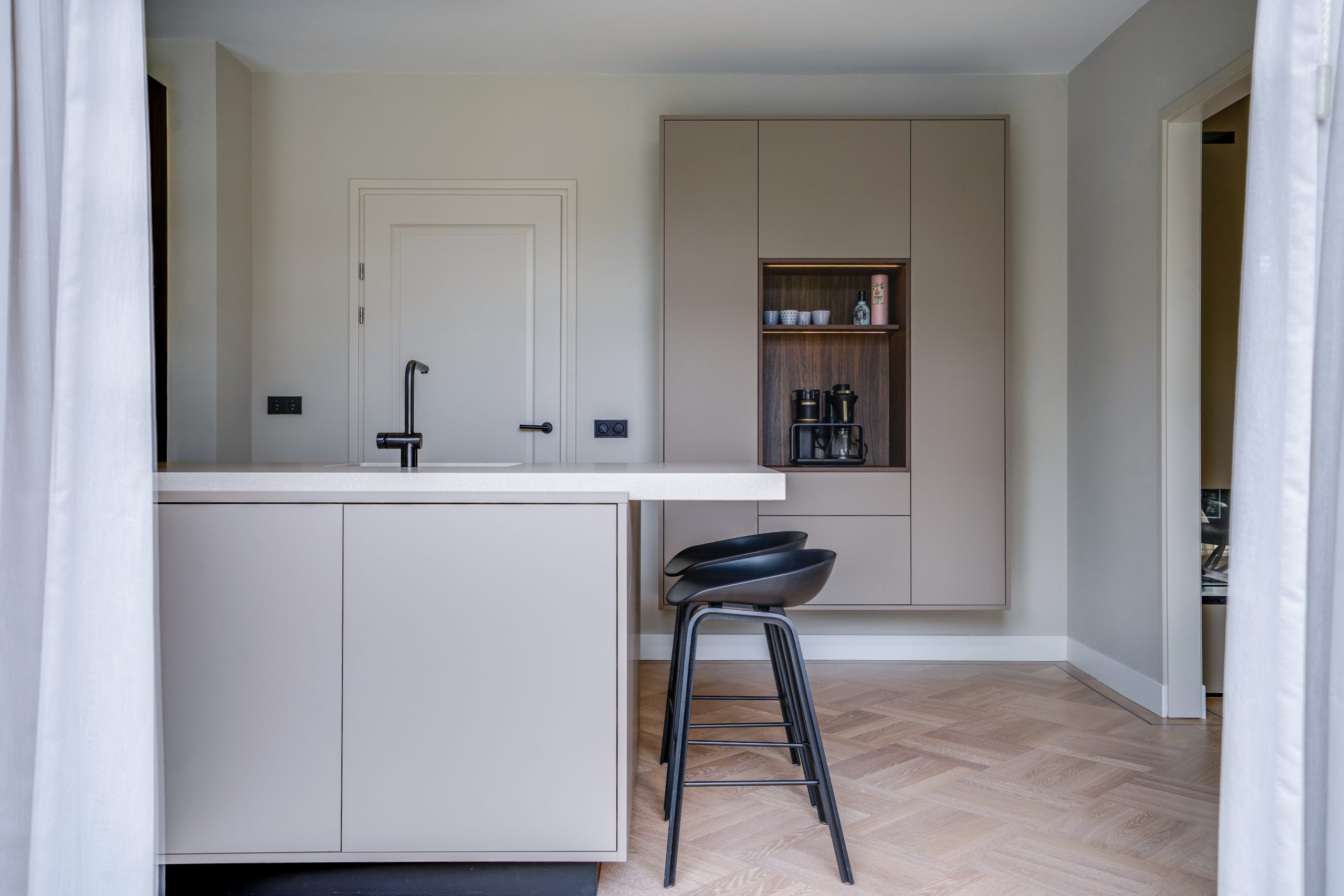 Kast met notenhout nis voor koffiemachine