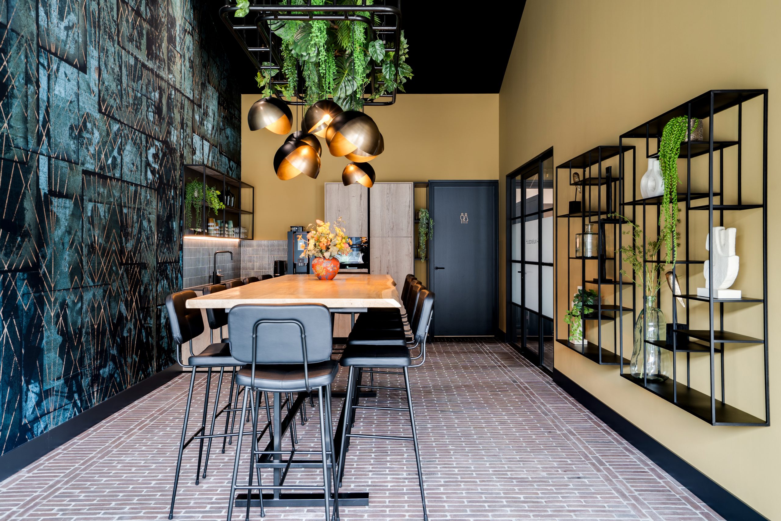 kantine keuken met grote tafel