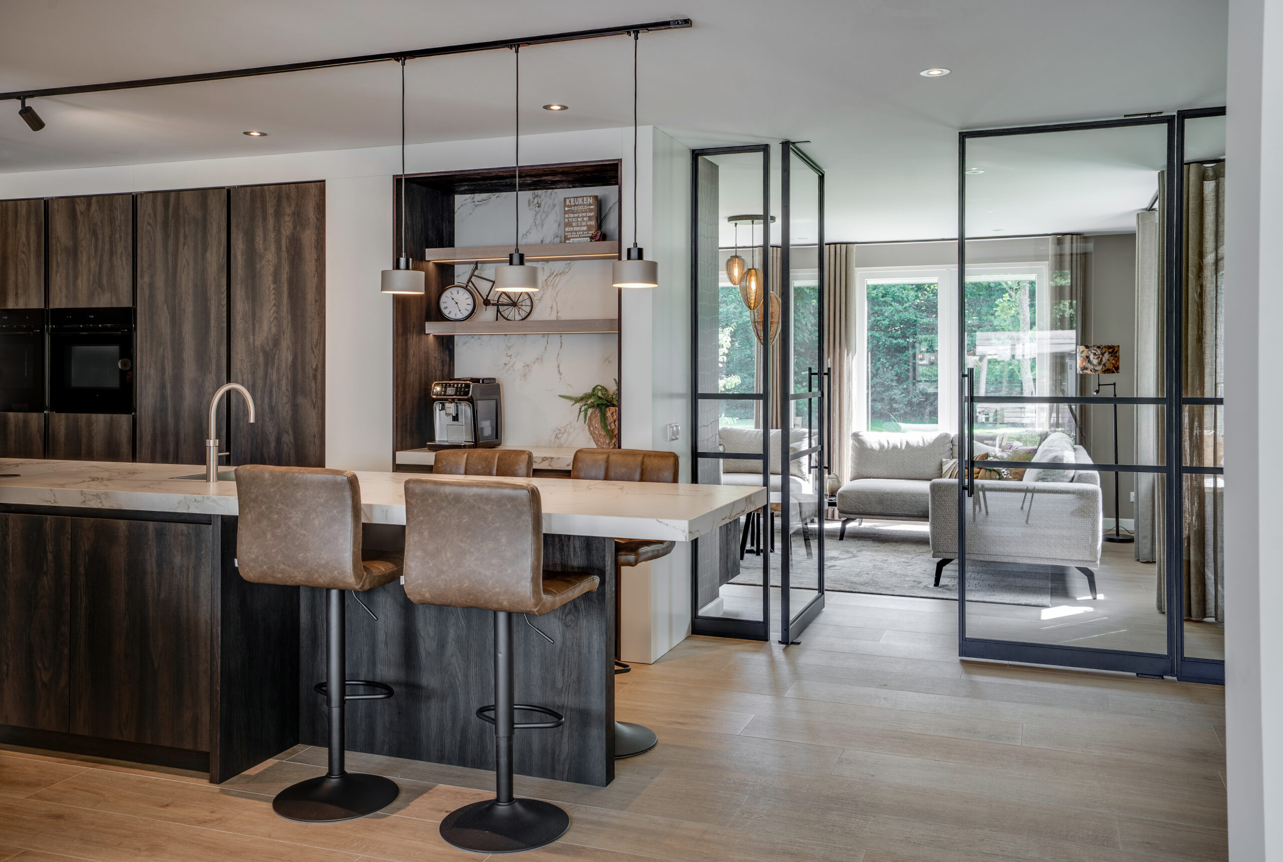 luxe maatwerk keuken met koffiecorner en taatsdeuren