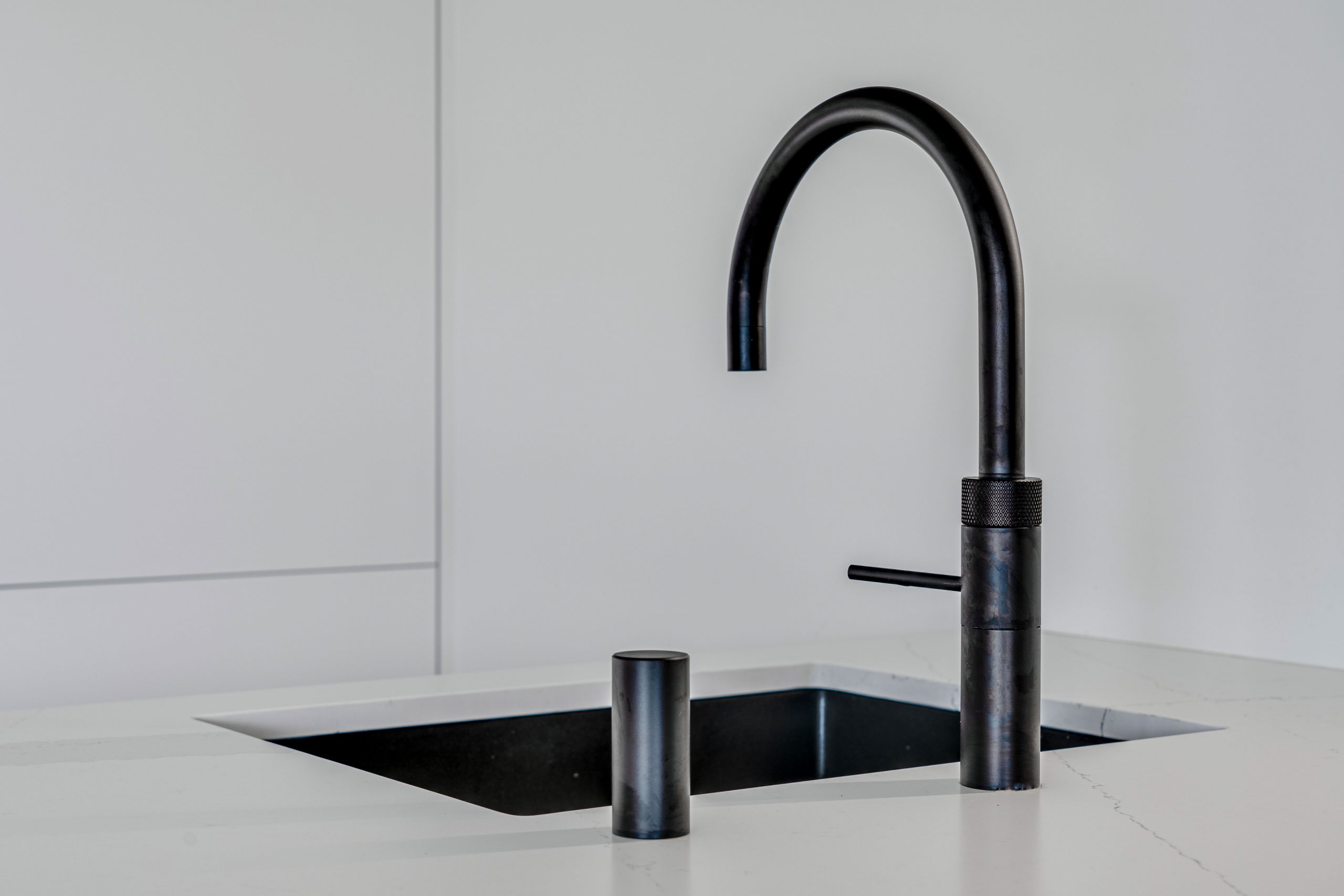 kraan zeeppomp en spoelbak gun metal