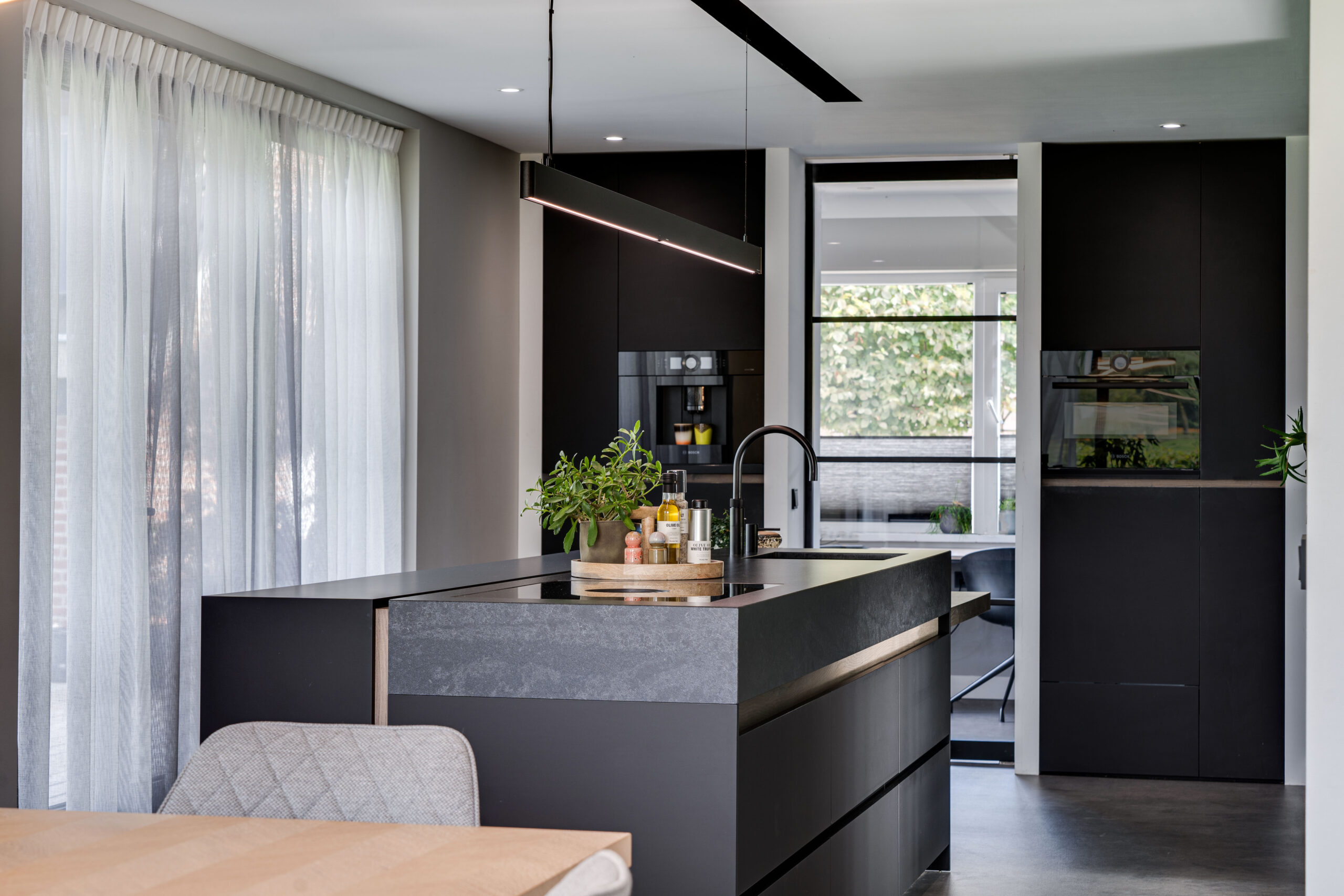 luxe zwarte keuken met composiet werkblad