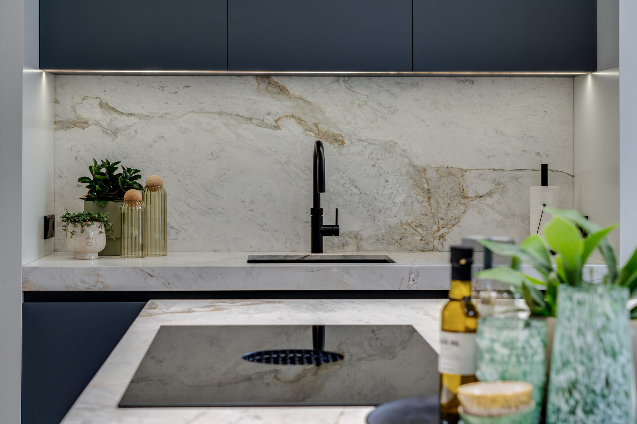 Luxe groene keuken met kwartsiet werkblad, zwart eiland