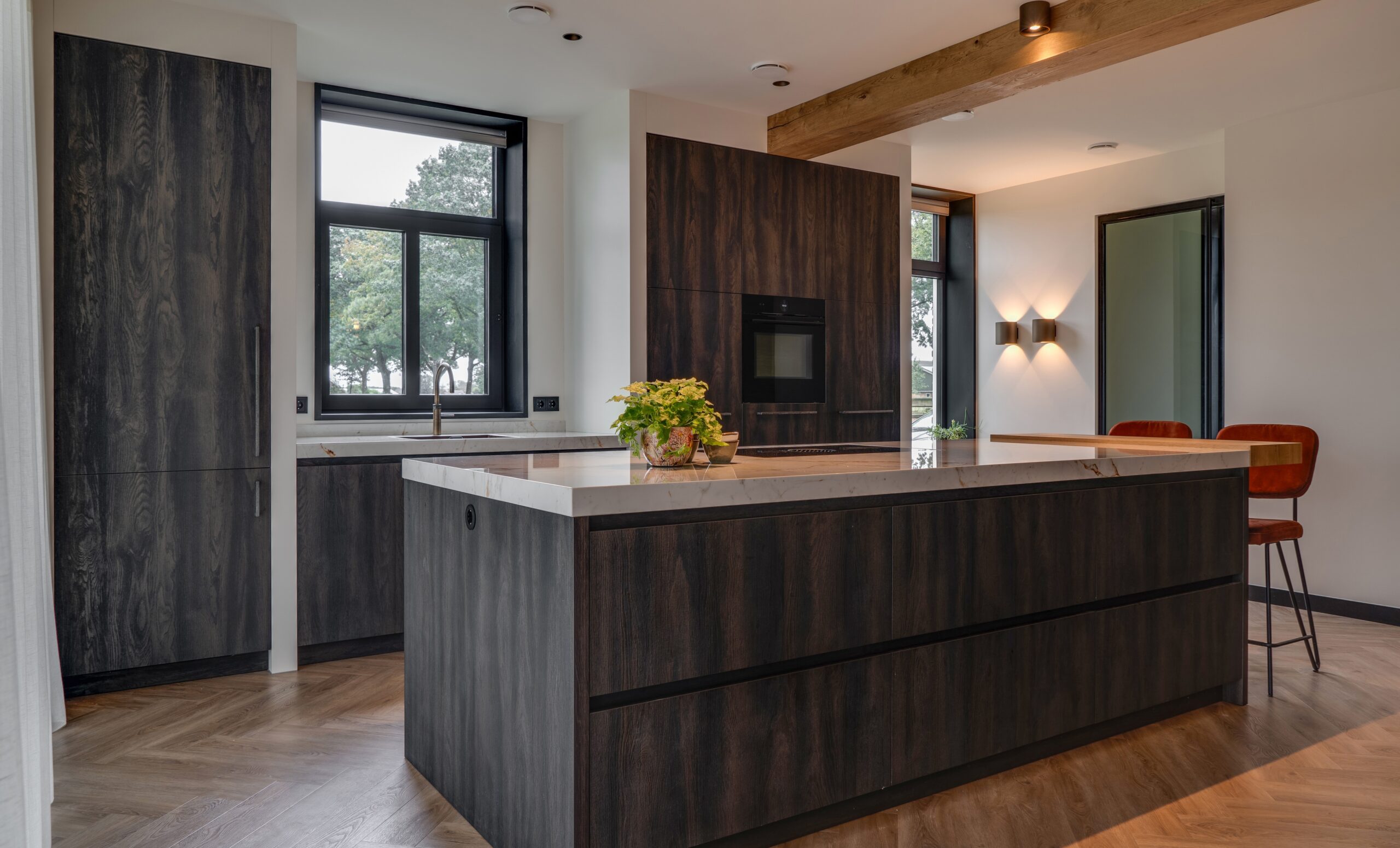 luxe maatwerk keuken met eikenhout en marmeren werkblad