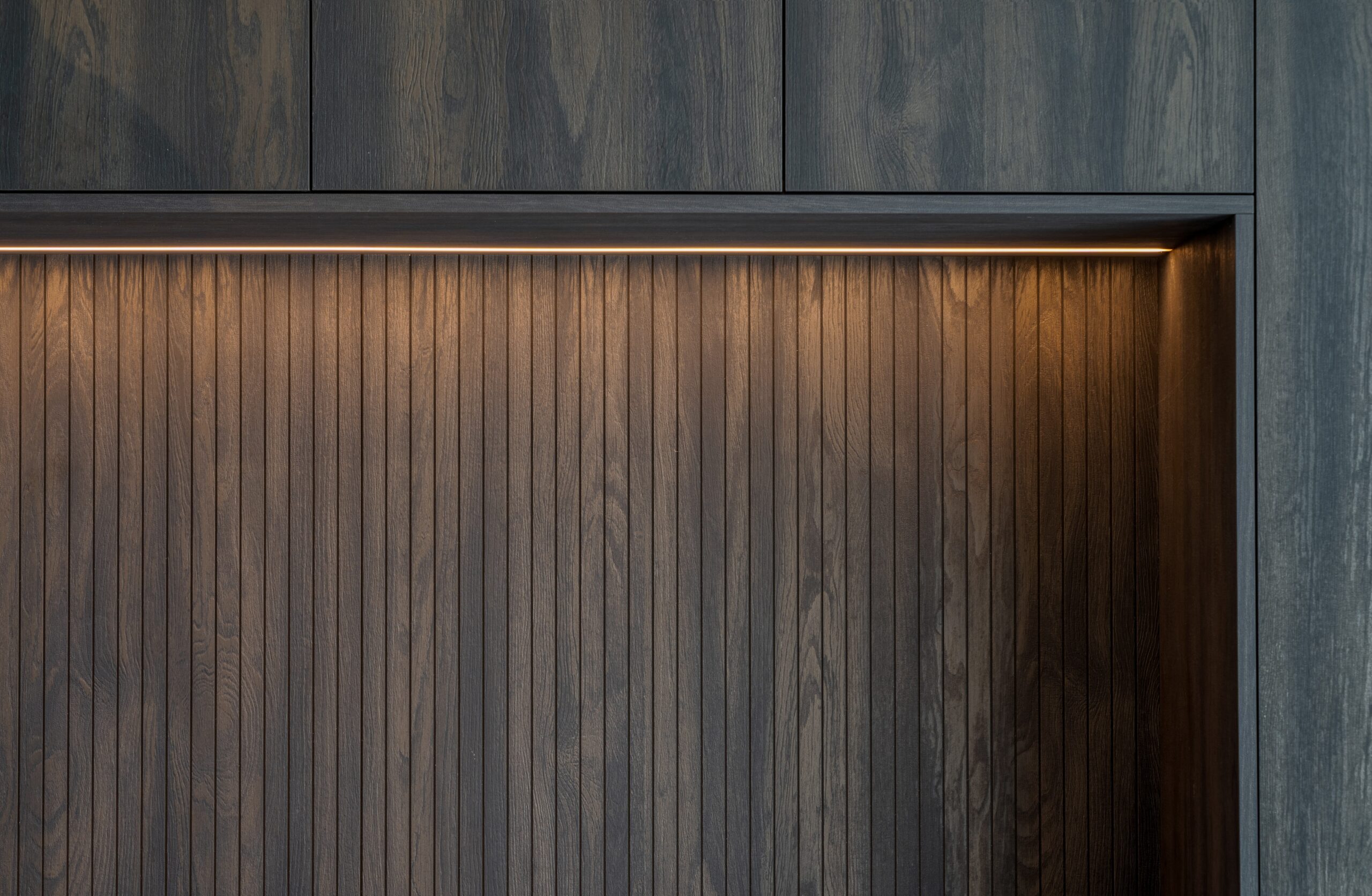 houten achterwand met groeven